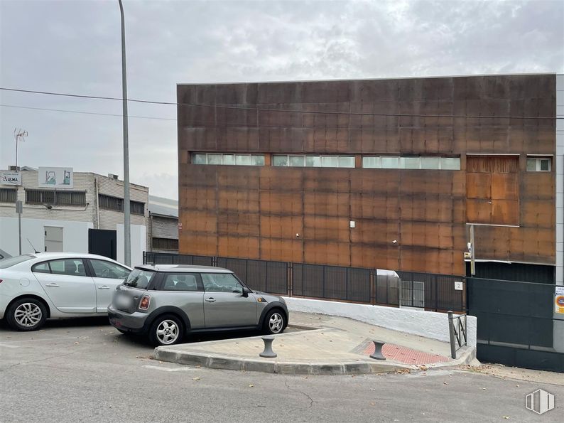 Nave en alquiler en Zona Industrial, Alcobendas, Madrid, 28108 con coche, rueda, neumático, luz de estacionamiento, vehículo terrestre, vehículo, edificio, nube, iluminación del automóvil y cielo alrededor