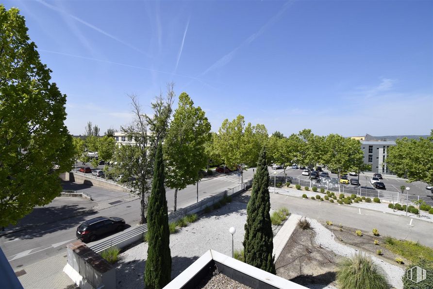 Oficina en venta en Calle Perú, Las Rozas de Madrid, Madrid, 28290 con coche, cielo, planta, árbol, diseño urbano, asfalto, superficie de la carretera, nube, edificio y paisaje alrededor