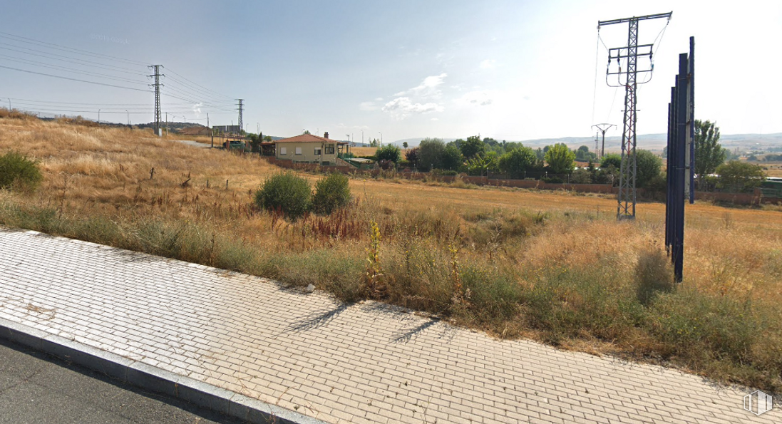 Land for sale at Calle Tornadizos, Ávila, 05196 with sky, plant, cloud, land lot, road surface, tree, electricity, grass, asphalt and line around