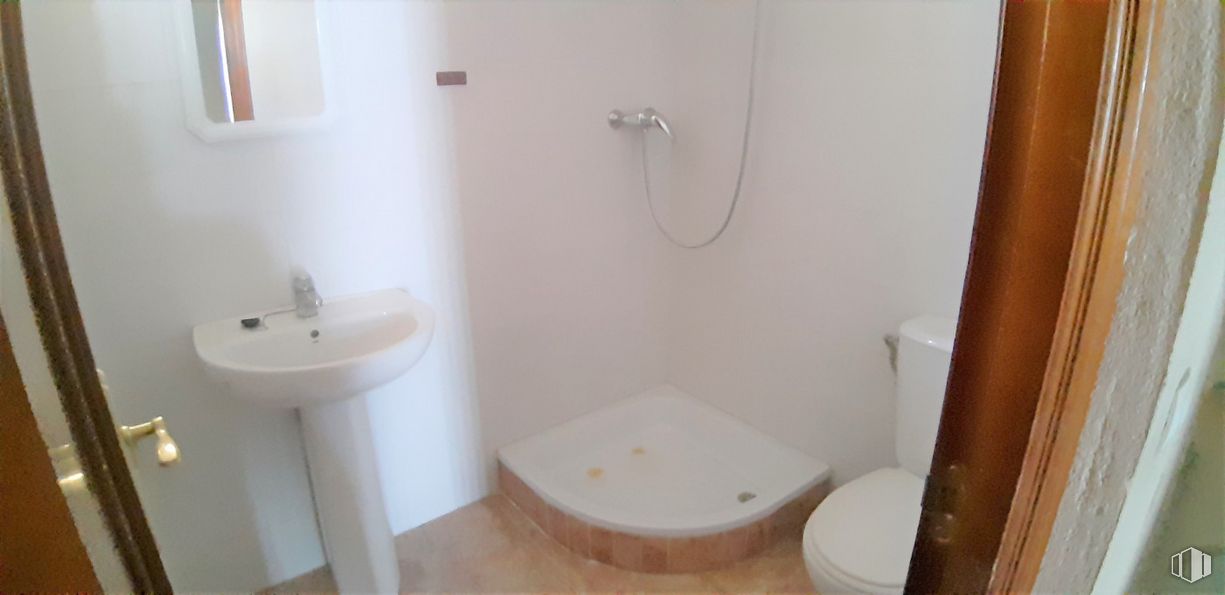 Retail for rent at Casco urbano, Otero de Herreros, Segovia, 40422 with sink, toilet, plumbing fixture, bathroom sink, property, tap, bathroom, purple, fluid and interior design around