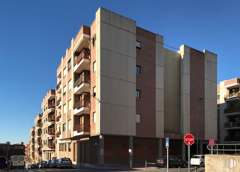 Retail for sale at Calle León Felipe, Guadalajara, 19004 with building, sky, property, window, tower block, condominium, urban design, street light, commercial building and material property around