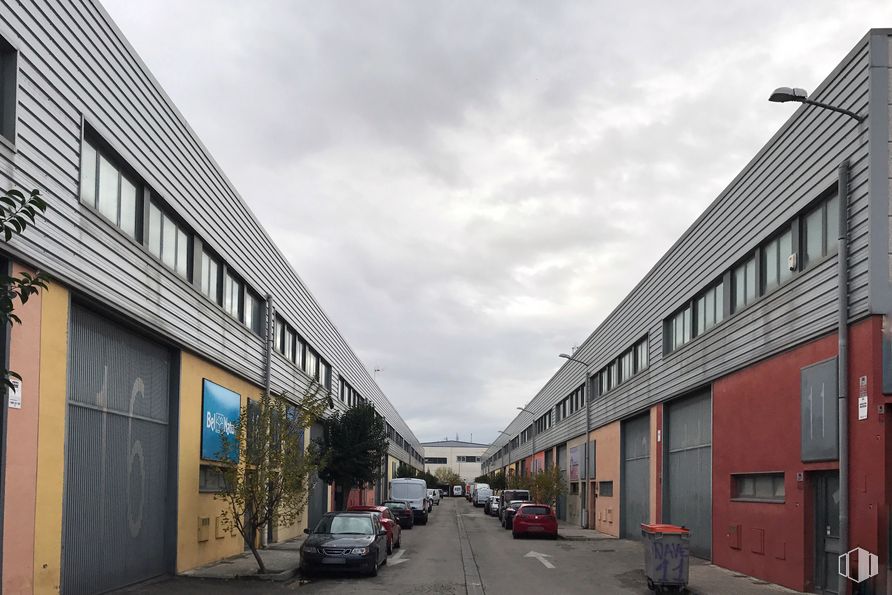 Industrial for sale at Calle San Erasmo, 42, Villaverde, Madrid, 28021 with car, building, window, sky, cloud, wheel, vehicle, road surface, tire and asphalt around