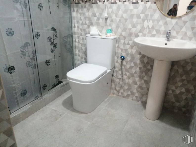 Retail for sale & for rent at Avenida de la Constitución, Móstoles, Madrid, 28931 with toilet, sink, plumbing fixture, tap, property, plant, bathroom sink, bathroom, bathtub and toilet seat around