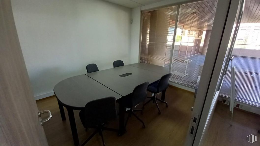 Oficina en alquiler en Calle Castrobarto, 10, Barajas, Madrid, 28042 con silla, mesa, edificio, puerta, madera, accesorio, escritorio, ventana, suelo y suelos alrededor