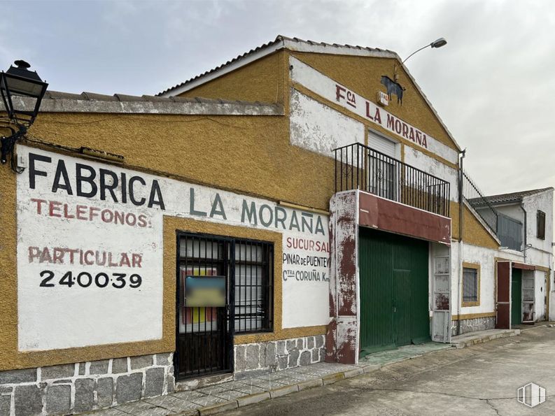 Industrial for sale at Calle Roble, San Pedro del Arroyo, Ávila, 05350 with window, building, door, sky, cloud, fixture, facade, city, house and font around