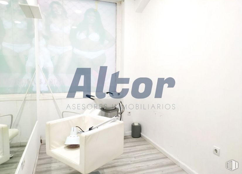 Local en alquiler y venta en Calle Gaztambide, Chamberí, Madrid, 28015 con edificio, diseño automovilístico, suelo, suelos, fuente, madera, confort, arte, casa y techo alrededor