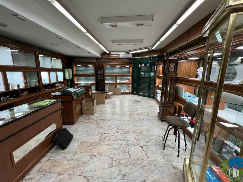 Local en alquiler en Calle Real, 24, Arganda del Rey, Madrid, 28500 con silla, equipaje y bolsos, ebanistería, mueble, edificio, mesa, estante, interiorismo, madera y suelo alrededor