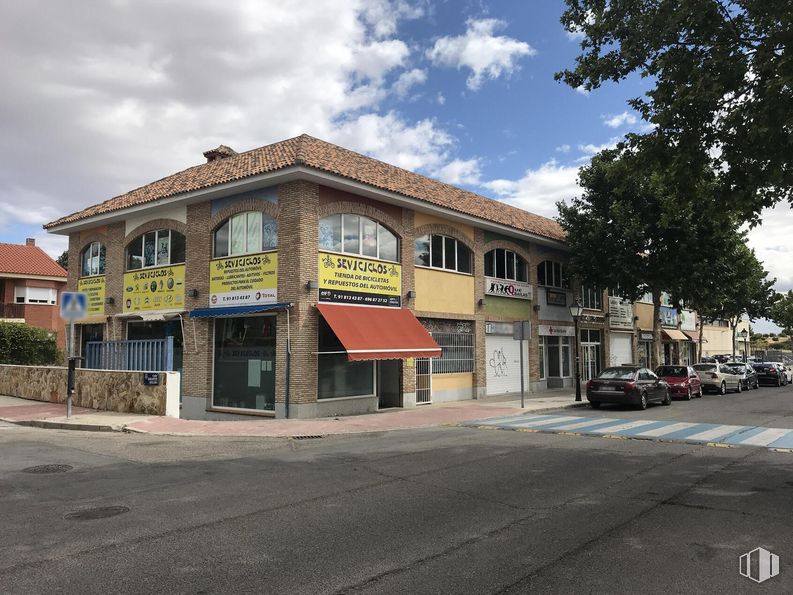 Retail for sale at Calle José Antonio, 55, Sevilla la Nueva, Madrid, 28609 with building, car, cloud, sky, window, house, facade, tree, road surface and commercial building around