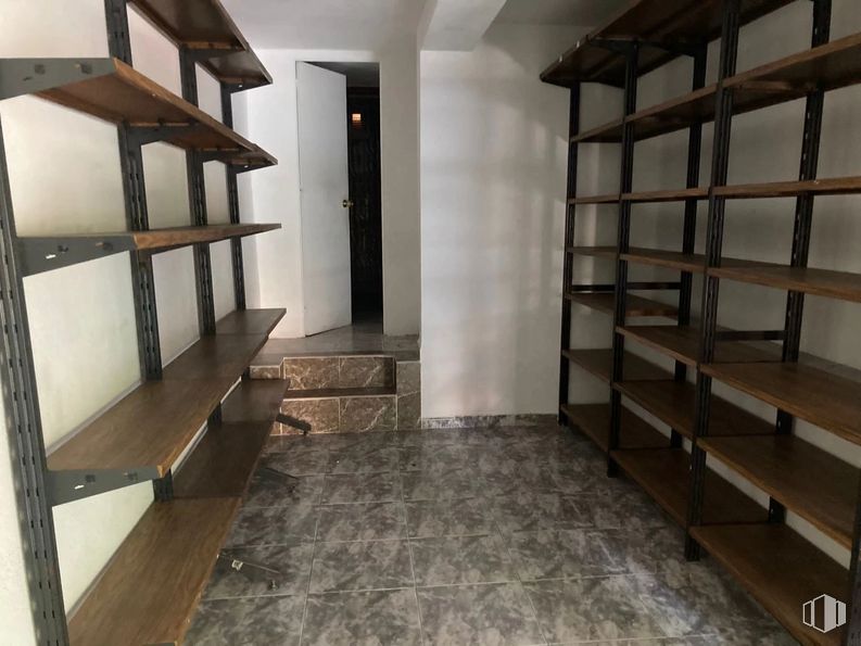 Local en alquiler en Calle Gomeznarro, Hortaleza, Madrid, 28043 con estantería, estante, propiedad, edificio, estantería, madera, interiorismo, suelo, suelos y accesorio alrededor