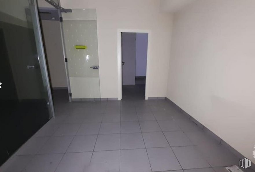 Local en venta en Calle María Callas, 6, Villaverde, Madrid, 28021 con accesorio, puerta, suelos, suelo, edificio, madera, suelo de baldosas, asa, casa y vidrio alrededor