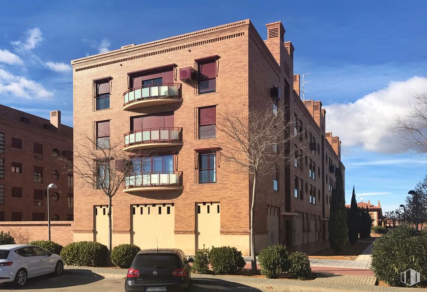 Local en venta en Calle Miguel Delibes, Azuqueca de Henares, Guadalajara, 19200 con coche, edificio, cielo, planta, rueda, nube, propiedad, ventana, neumático y vehículo alrededor