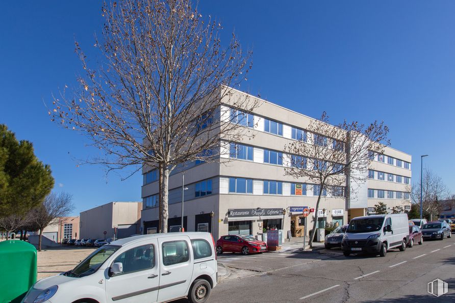 Office for rent at Calle Mariano Barbacid, Rivas-Vaciamadrid, Madrid, 28521 with van, building, wheel, car, tire, land vehicle, sky, vehicle, property and window around