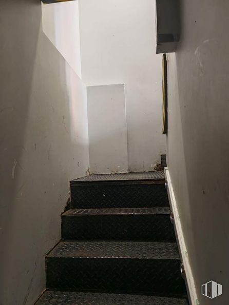 Retail for rent at Calle Tembleque, La Latina, Madrid, 28024 with stairs, floor, flooring, composite material, grey, silver, building material, basement, handrail and plaster around