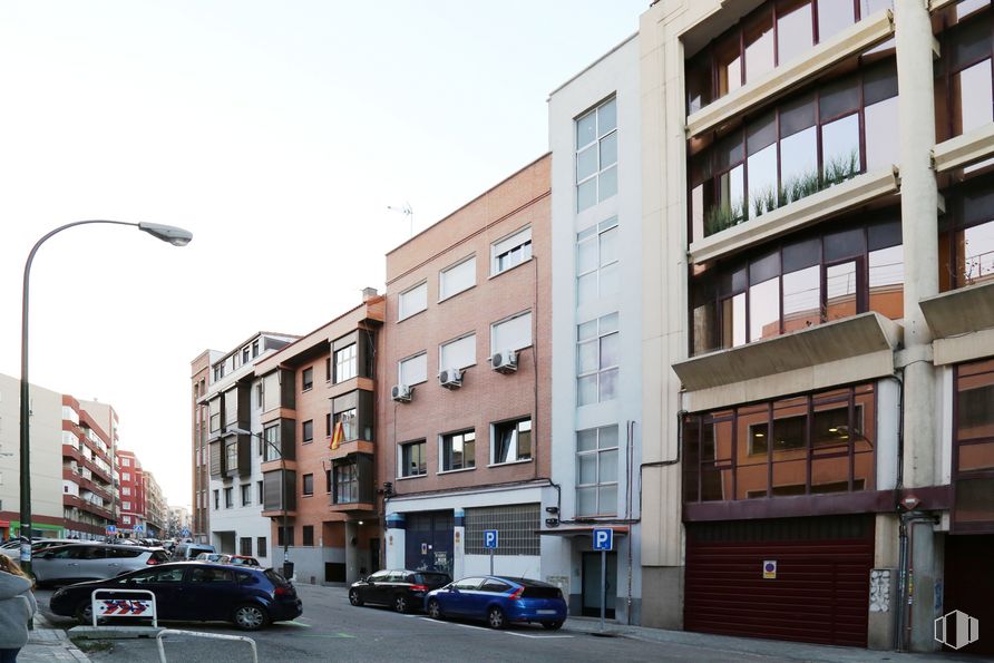 Local en alquiler en Calle Sánchez Pacheco, 69 A, Chamartín, Madrid, 28002 con coche, edificio, cielo, vehículo, ventana, rueda, luz de la calle, neumático, diseño urbano y barrio alrededor