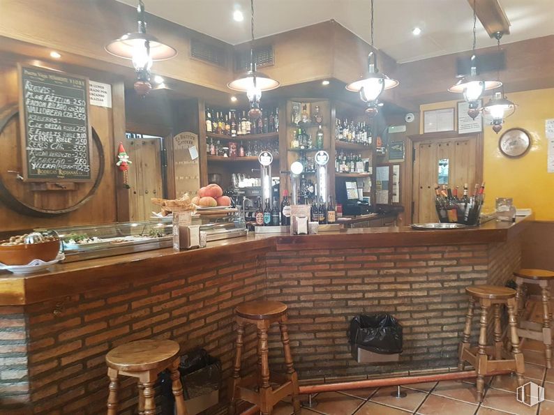 Local en alquiler y venta en Calle José Cadalso, Torrejón de Ardoz, Madrid, 28850 con taburete, lámpara, alumbrado, mueble, establecimiento de bebidas, barware, reloj, madera, madera dura y edificio alrededor