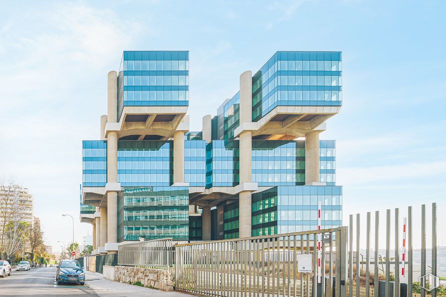 Oficina en alquiler en Edificio Los Cubos, Calle Albacete, 5, Ciudad Lineal, Madrid, 28027 con edificio, cielo, nube, azul, casa, diseño urbano, bloque de pisos, condominio, valla y árbol alrededor