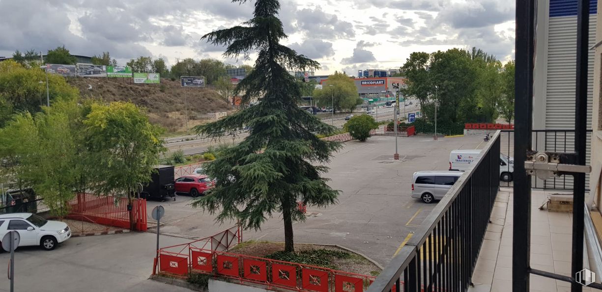 Oficina en alquiler en Calle Sepúlveda, 6, Alcobendas, Madrid, 28108 con coche, edificio, nube, planta, cielo, rueda, neumático, vehículo, árbol y superficie de la carretera alrededor