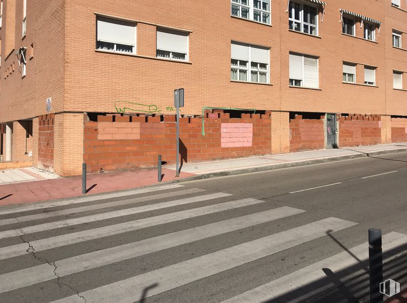 Retail for sale at Calle Antonio Buero Vallejo, Guadalajara, 19004 with window, building, daytime, road surface, asphalt, orange, urban design, zebra crossing, line and material property around