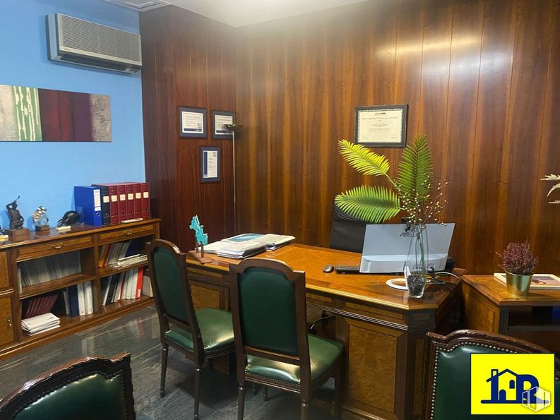 Local en alquiler en Centro urbano, Cuenca, 16004 con silla, estantería, mesa, planta de interior, mueble, edificio, planta, escritorio, interiorismo y madera alrededor