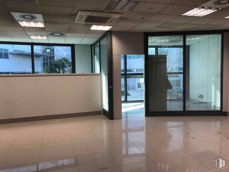 Oficina en alquiler en Zona Diversia, Alcobendas, Madrid, 28108 con ventana, puerta, propiedad, accesorio, diseño de interiores, piso, pavimentos, pared, vidrio y techo alrededor