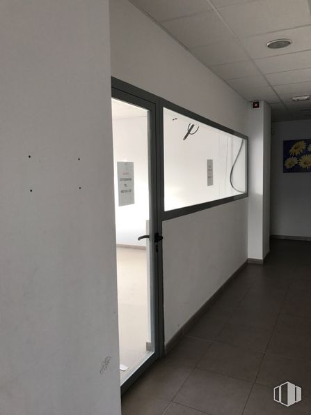 Retail for rent at Avenida Plaza de Toros, 2, Valdemorillo, Madrid, 28210 with door, building, fixture, hall, flooring, window, ceiling, glass, house and plaster around