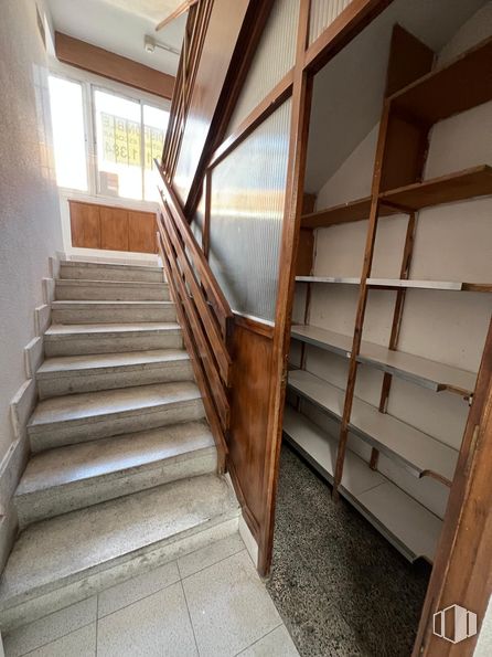 Industrial for sale at Zona Avenida Madrid, Arganda del Rey, Madrid, 28500 with bookcase, wood, flooring, floor, stairs, composite material, wood stain, hardwood, plywood and building material around