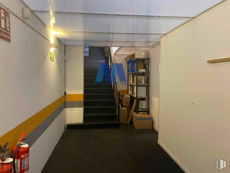 Nave en venta en Zona empresarial, San Fernando de Henares, Madrid, 28830 con suelos, suelo, techo, pintura, tinte para madera, madera dura, limpieza, aluminio, sótano y escaleras alrededor