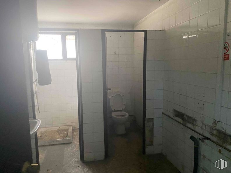 Nave en alquiler en Zona industrial, San Fernando de Henares, Madrid, 28830 con inodoro, ventana, edificio, accesorio, puerta, suelo, suelos, casa, cuarto de baño y gas alrededor