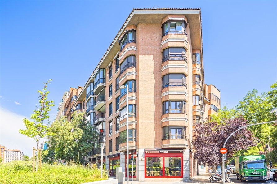 Local en alquiler en Calle Ferraz 8, Moncloa - Aravaca, Madrid, 28008 con edificio, autobús, cielo, planta, ventana, neumático, verde, árbol, bloque de pisos y condominio alrededor