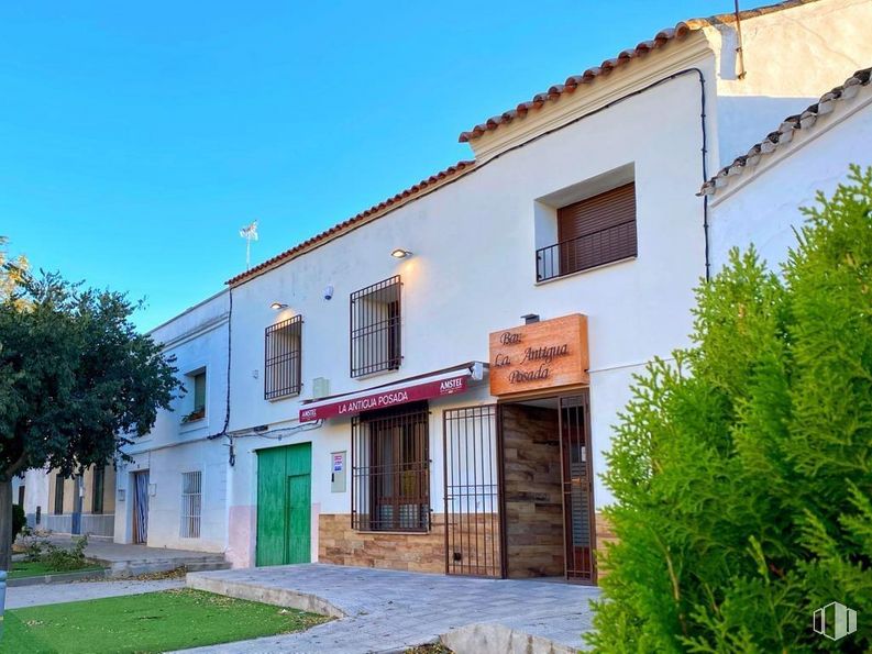 Retail for sale at Casco urbano, Villanueva de Bogas, Toledo, 45410 with plant, sky, building, property, window, door, tree, fixture, house and residential area around