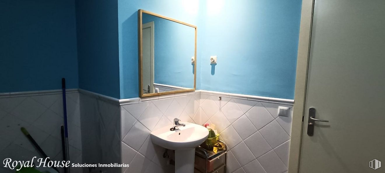 Local en venta en Calle Playa Samil, Collado Villalba, Madrid, 28400 con puerta, fregadero, espejo, grifo, accesorios de fontanería, lavabo, propiedad, cuarto de baño, azure y fluido alrededor