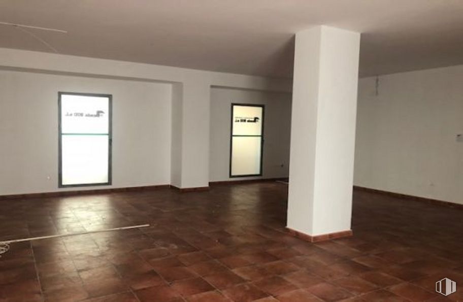 Office for sale at Plaza Salvador, Arévalo, Ávila, 05200 with fixture, wood, hall, interior design, floor, material property, flooring, real estate, ceiling and hardwood around