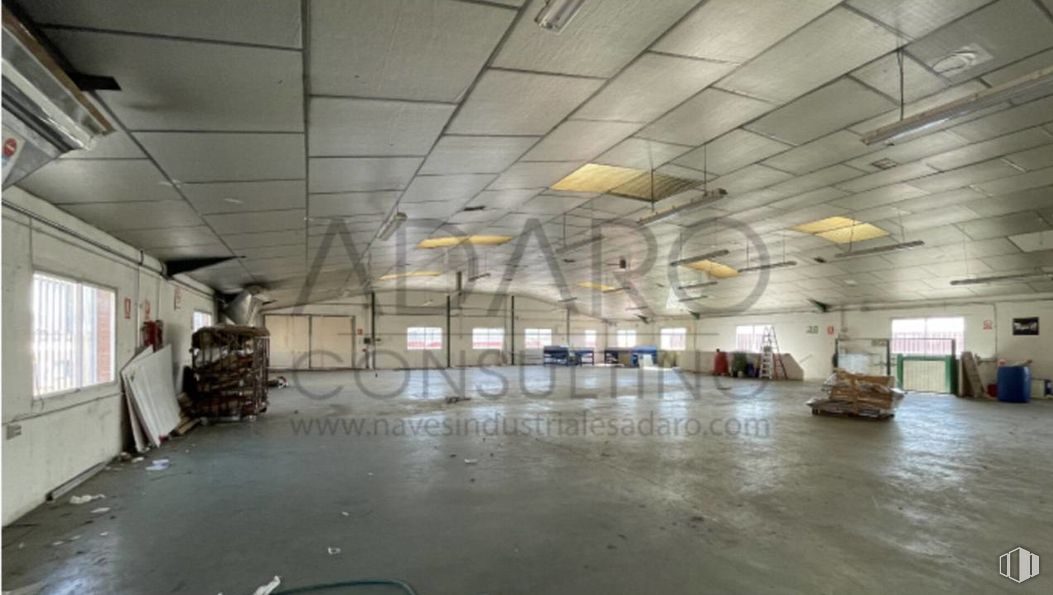 Industrial for sale at Calle Urano, Móstoles, Madrid, 28936 with window, ceiling, floor, flooring, hall, light fixture, daylighting, fluorescent lamp, plaster and beam around