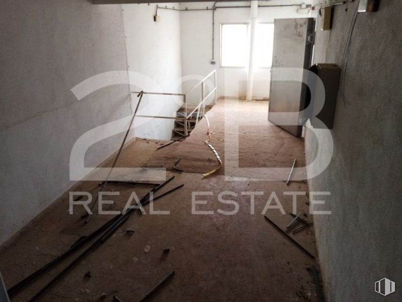 Industrial for sale at Casco urbano, La Puebla de Almoradiel, Toledo, 45840 with window, flooring, floor, fixture, automotive design, wood, tints and shades, building, space and ceiling around