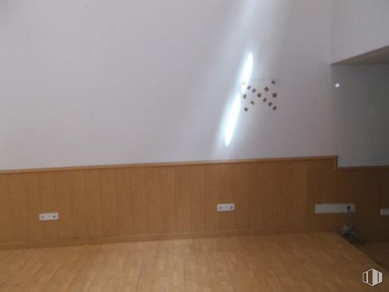 Retail for sale at Calle Robles, Puente de Vallecas, Madrid, 28053 with wood, flooring, rectangle, wood stain, composite material, hardwood, paint, varnish, plywood and plaster around