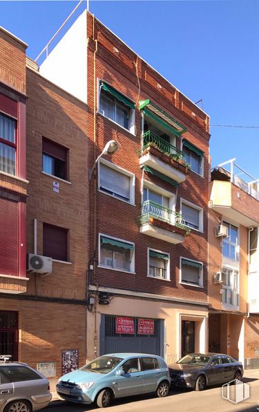 Retail for sale at Calle Eduardo Requenas, 38, Puente de Vallecas, Madrid, 28018 with car, window, building, wheel, tire, sky, automotive parking light, land vehicle, property and vehicle around