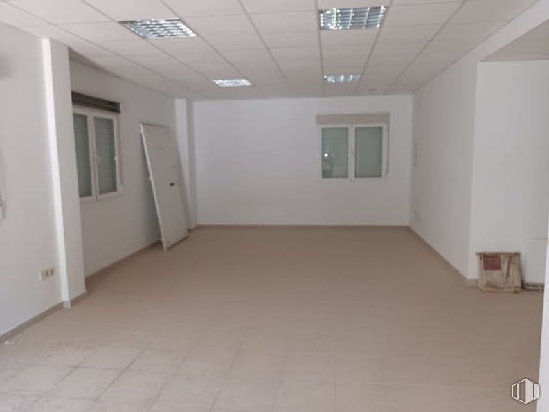 Retail for sale at Calle Cardenal Reig, Ocaña, Toledo, 45300 with window, door, floor, flooring, ceiling, interior design, room, hall, tile flooring and building material around