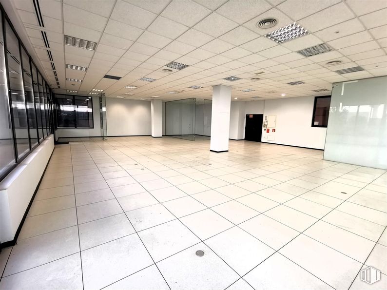 Retail for rent at Edificio 2 (24-A), Calle Casas Miravete, 22 - 24, Villa de Vallecas, Madrid, 28031 with flooring, floor, ceiling, interior design, composite material, tile flooring, commercial building, hall, metal and glass around