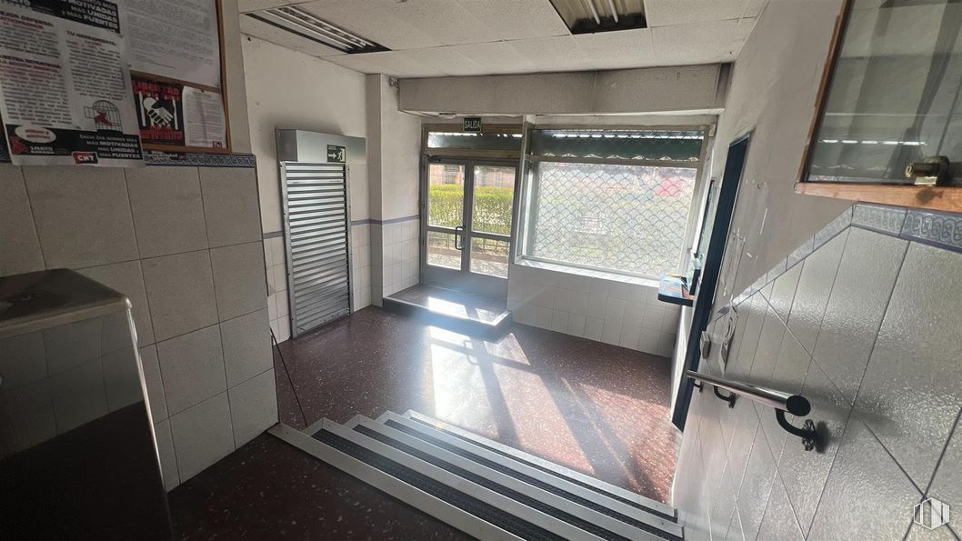 Retail for rent at Zona Conde Casal, Retiro, Madrid, 28007 with door, window, floor, flooring, composite material, ceiling, metal, aluminium and steel around