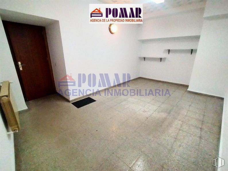 Oficina en alquiler en Calle Eduardo Marquina, 16, Ávila, 05001 con puerta, edificio, madera, suelo, suelos, accesorio, pintura, fuente, madera dura y techo alrededor