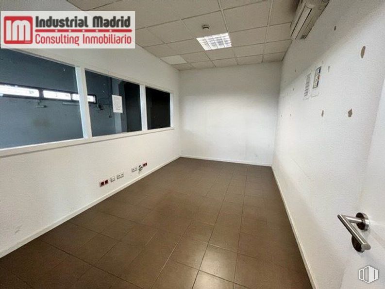 Nave en venta en Polígono Industrial San Fernando, San Fernando de Henares, Madrid, 28830 con ventana, edificio, accesorio, diseño de interiores, arquitectura, piso, pavimento, rectángulo, madera y casa alrededor