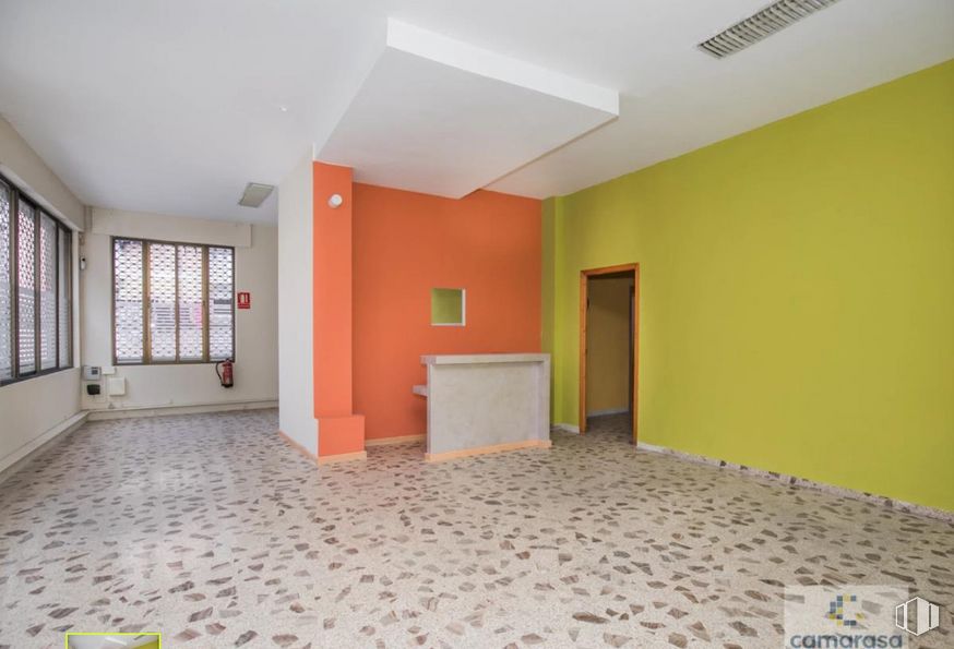 Retail for rent at Plaza San Francisco, 1, Ávila, 05005 with window, door, fixture, wood, paint, hall, flooring, floor, building and ceiling around