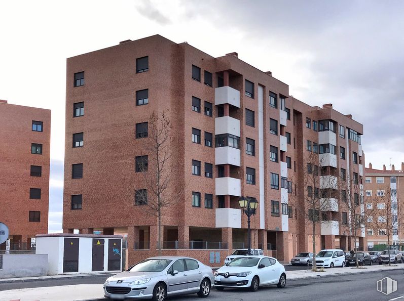 Retail for sale & for rent at Avenida Juventud, 26, Ávila, 05003 with car, building, wheel, automotive parking light, tire, land vehicle, cloud, vehicle, sky and property around