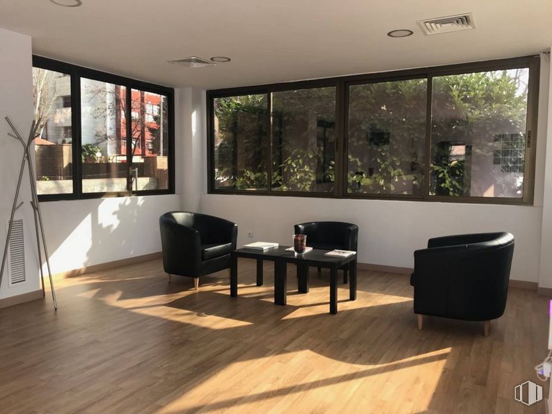 Oficina en alquiler en Calle Bueso Pineda, 7, Ciudad Lineal, Madrid, 28043 con silla, mesa, propiedad, edificio, comodidad, madera, sala de estar, sombra, piso y pavimentos alrededor