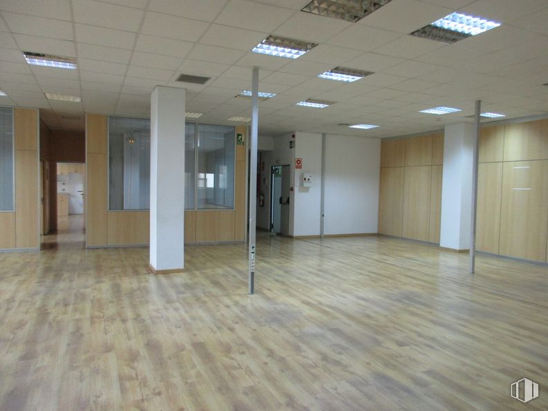 Office for rent at Calle Nestares, 20, Arganzuela, Madrid, 28045 with building, fixture, door, hall, wood, flooring, floor, ceiling, glass and hardwood around