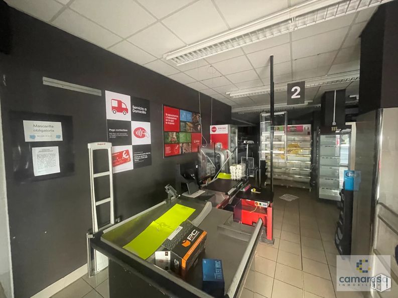 Local en alquiler en Paseo San Roque, 40, Ávila, 05003 con equipaje y bolsos, pavimento, piso, accesorio, diseño automotriz, ingeniería, mesa, techo, máquina y evento alrededor