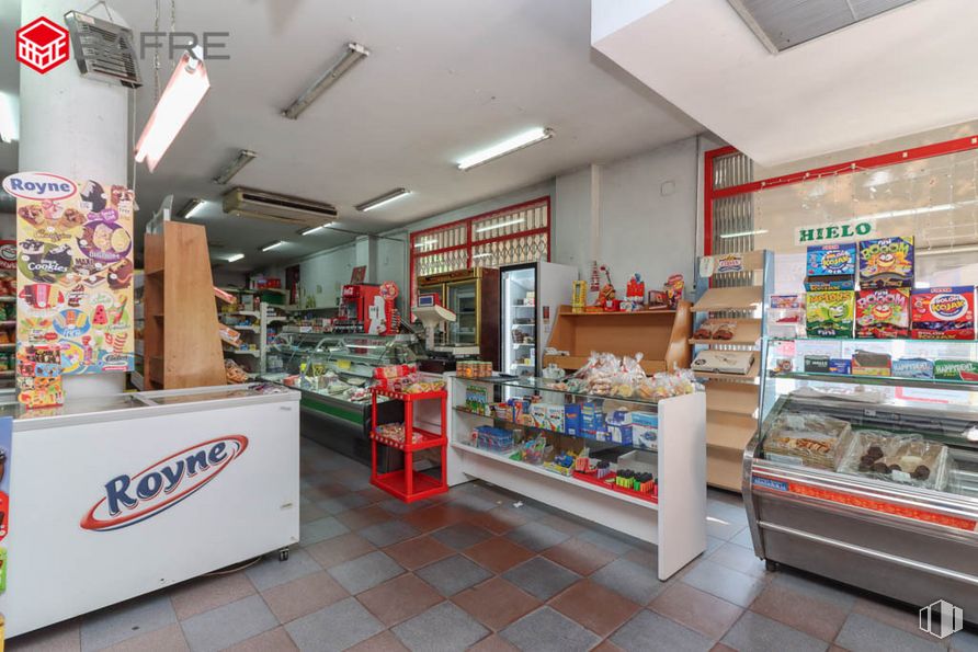 Local en venta en Calle Avena, Usera, Madrid, 28026 con mueble, edificio, estante, interiorismo, venta al por menor, tienda, comercio, cliente, tienda de comestibles y mercado alrededor