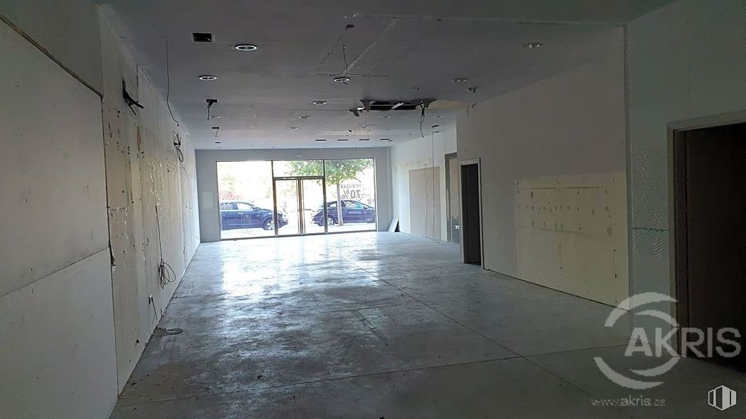 Retail for sale & for rent at Bulevar, Avenida Europa, Toledo, 45003 with fixture, hall, interior design, plant, floor, flooring, building, ceiling, glass and space around