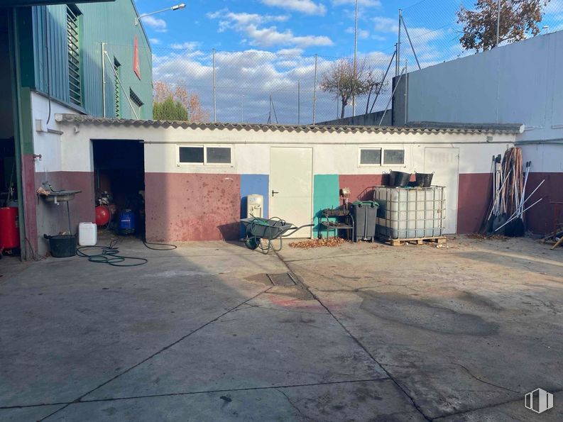 Industrial for sale at Zona industrial, Cobeña, Madrid, 28863 with door, concrete, building material, shade, paint, daylighting and plaster around