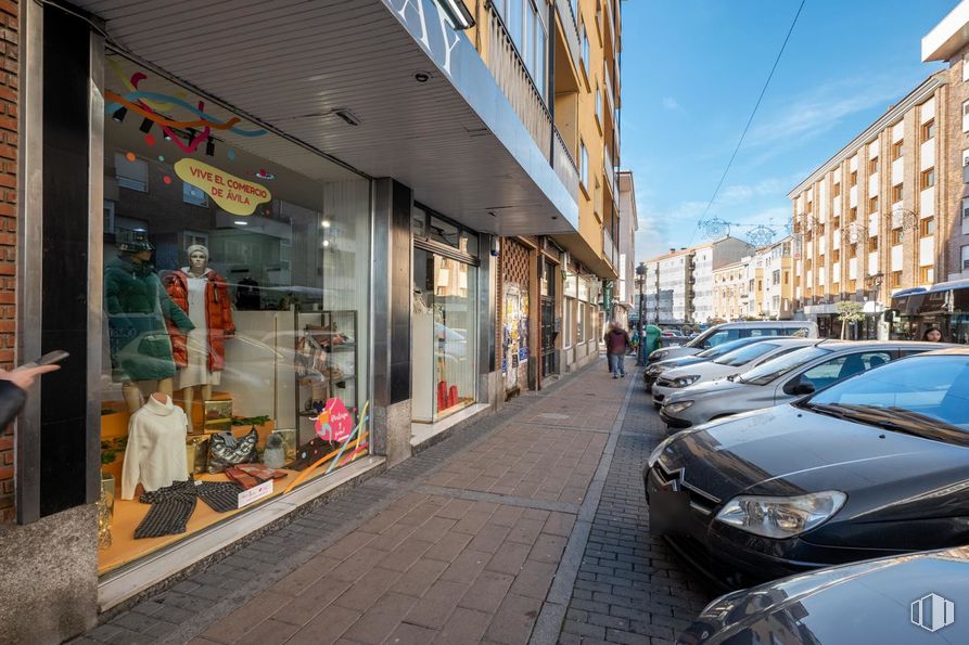 Retail for sale at Paseo Estación, Ávila, 05001 with car, building, person, city, street, urban area, road, town, neighbourhood and public space around